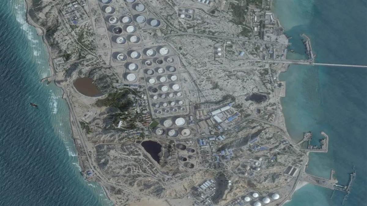 ਇਸ ਟਾਪੂ ’ਤੇ ਇੰਨੀ ਵੱਡੀ ਮਾਤਰਾ ਵਿਚ ਤੇਲ ਸਟੋਰ ਕਰਨ ਦੀ ਸਮਰੱਥਾ ਹੈ ਕਿ ਜੇ ਇੱਥੇ ਕੋਈ ਹਮਲਾ ਹੁੰਦਾ ਹੈ ਤਾਂ ਈਰਾਨ ਦੀ ਆਰਥਿਕਤਾ ਪੂਰੀ ਤਰ੍ਹਾਂ ਤਬਾਹ ਹੋ ਸਕਦੀ ਹੈ। ਈਰਾਨ ਦੇ ਰੈਵੋਲਿਊਸ਼ਨਰੀ ਗਾਰਡਜ਼ ਨੇ ਚੇਤਾਵਨੀ ਦਿੱਤੀ ਹੈ ਕਿ ਜੇਕਰ ਉਨ੍ਹਾਂ ਦੇ ਤੇਲ ਟਿਕਾਣਿਆਂ ਜਾਂ ਬੁਨਿਆਦੀ ਢਾਂਚੇ ’ਤੇ ਹਮਲਾ ਹੁੰਦਾ ਹੈ ਤਾਂ ਉਹ ਸਖ਼ਤ ਜਵਾਬੀ ਕਾਰਵਾਈ ਕਰਨਗੇ।