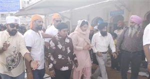 ਸ੍ਰੀ ਹਰਿਮੰਦਰ ਸਾਹਿਬ ’ਚ ਨਤਮਸਤਕ ਹੋਈ ਬਾਲੀਵੁੱਡ ਅਦਾਕਾਰਾ ਪ੍ਰਿਯੰਕਾ ਚੋਪੜਾ, ਸਰਬੱਤ ਦੇ ਭਲ਼ੇ ਲਈ ਕੀਤੀ ਅਰਦਾਸ