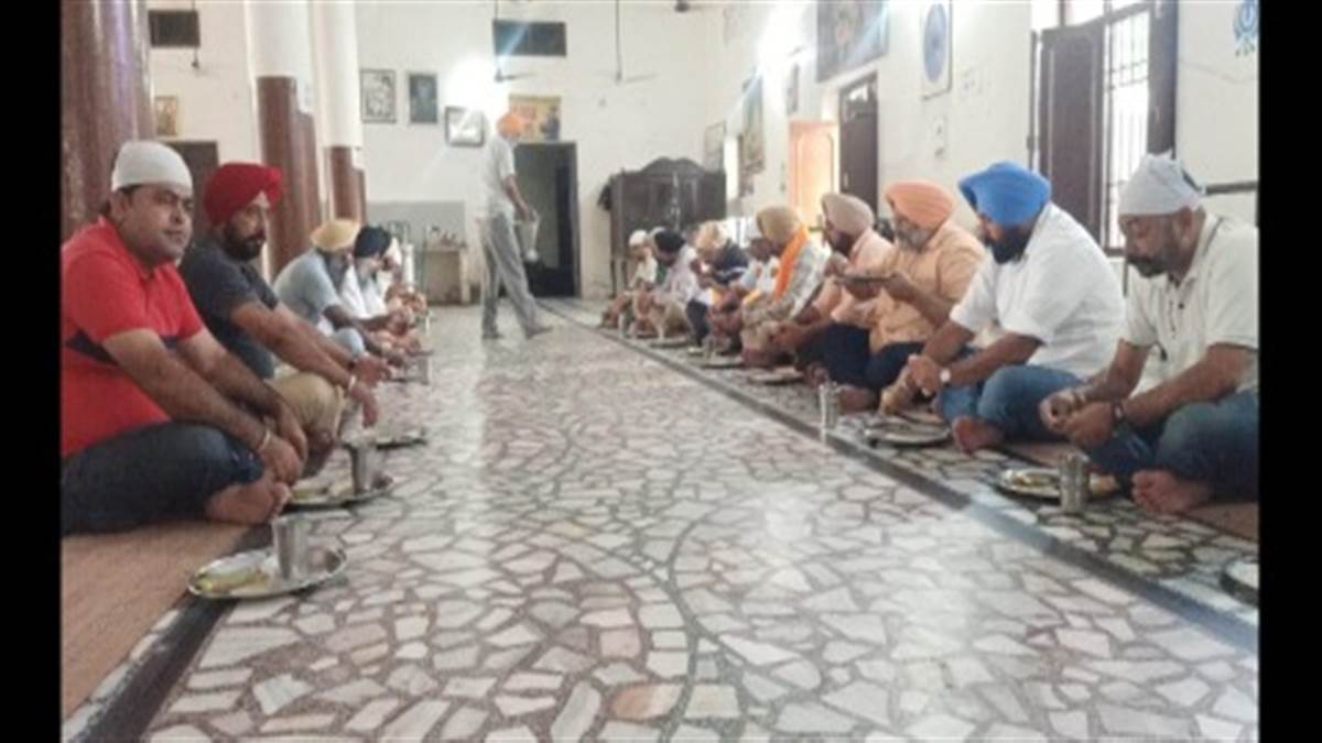 At Gurdwara Nabha Sahib, the traffic police indulged in reading for the good of all