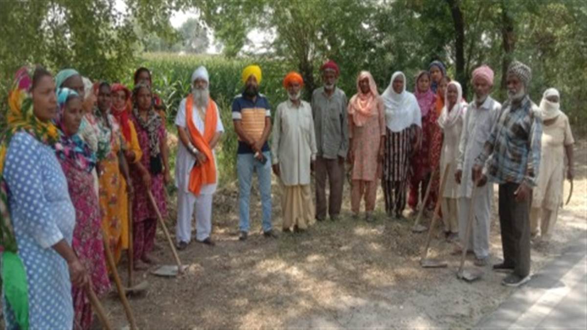The Panchayat of Pravej Nagar cleaned the roads with the help of MGNREGA