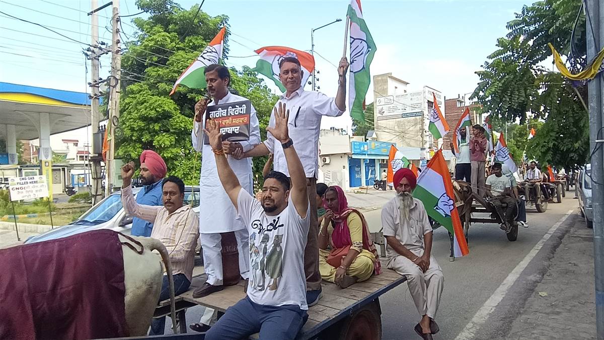 ਡੀਜ਼ਲ ਪੈਟਰੋਲ ਤੇ ਰਸੋਈ ਗੈਸ ਦੇ ਵਧੇ ਰੇਟਾਂ ਖਿਲਾਫ਼ ਕਾਂਗਰਸ ਨੇ ਕੀਤਾ ਰੋਸ ਪ੍ਰਦਰਸ਼ਨ