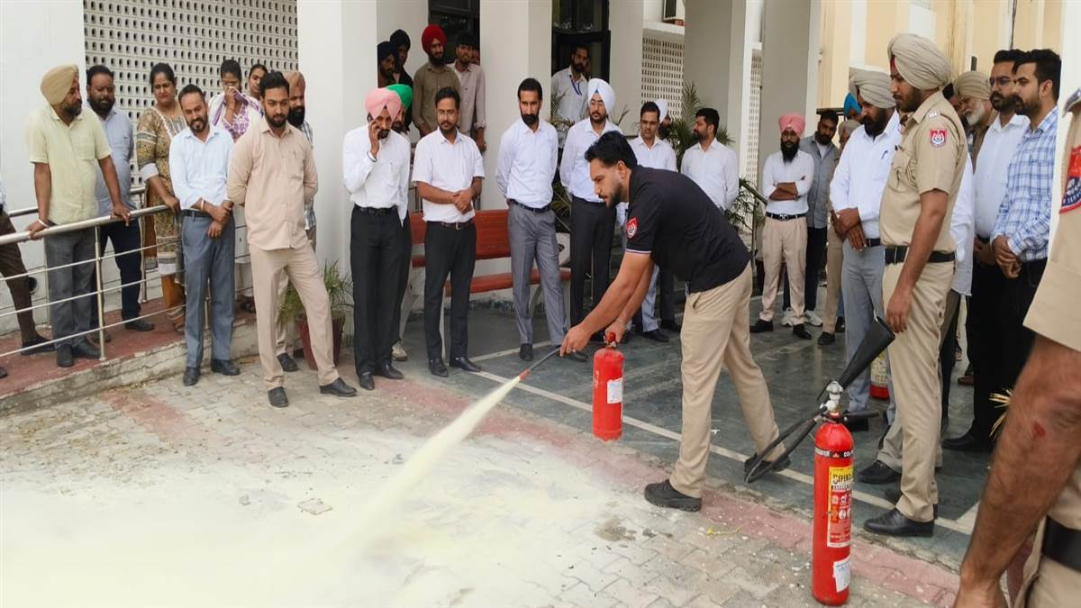 ਕੋਰਟ ਕੰਪਲੈਕਸ ਪੱਟੀ ’ਚ ਫਾਇਰ ਸੇਫਟੀ ਸਬੰਧੀ ਟਰੇਨਿੰਗ ਅਤੇ ਮੌਕ ਡਰਿੱਲ ਕਰਵਾਈ
