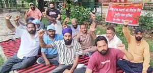 ਵਾਟਰ ਸਪਲਾਈ ਸੀਵਰੇਜ ਬੋਰਡ ਕੇ ਕੱਚੇ ਮੁਲਾਜ਼ਮ ਹੜਤਾਲ ’ਚ ਹੋਏ ਸ਼ਾਮਲ