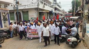 ਬਰਨਾਲਾ : ਸਫ਼ਾਈ ਸੇਵਕਾਂ ’ਤੇ ਲਾਠੀਚਾਰਜ ਦੇ ਵਿਰੋਧ ’ਚ ਤਪਾ ਸ਼ਹਿਰ ਮੁਕੰਮਲ ਤੌਰ ’ਤੇ ਰਿਹਾ ਬੰਦ, ਆਗੂਆਂ ਨੇ ਪੁਲਿਸ ਕਾਰਵਾਈ ਨੂੰ ਦੱਸਿਆ ਨਿੰਦਣਯੋਗ
