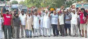 ਗੈਰ ਰਜਿਸਟਰਡ ਵਹੀਕਲਾਂ ਨੂੰ ਕੰਮ ਦੇਣ ਵਿਰੁੱਧ ਨਾਅਰੇਬਾਜੀ