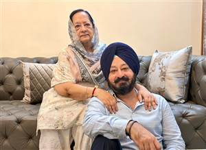 ਪਿਤਾ ਦੀ ਯਾਦ ’ਚ ਅੱਖਾਂ ਹੋਈਆਂ ਨਮ, ਮਾਂ ਦੇ ਚਰਨ ਛੂਹ ਲਈ ਅਸੀਸ