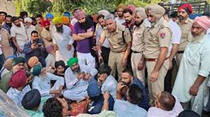 ਦਲਜੀਤ ਸਿੰਘ ਦੀ ਮੌਤ ਦਾ ਮਾਮਲਾ: ਅੰਤਿਮ ਸਸਕਾਰ ਲਈ ਪਿਤਾ ਹੋਏ ਤਿਆਰ, ਬੋਲੇ- ਧਰਨੇ 'ਤੇ ਪਹੁੰਚੇ ਲੋਕਾਂ ਨੇ ਮਦਦ ਦਿਵਾਉਣ ਦੇ ਨਾਂ 'ਤੇ ਕੀਤਾ ਗੁੰਮਰਾਹ