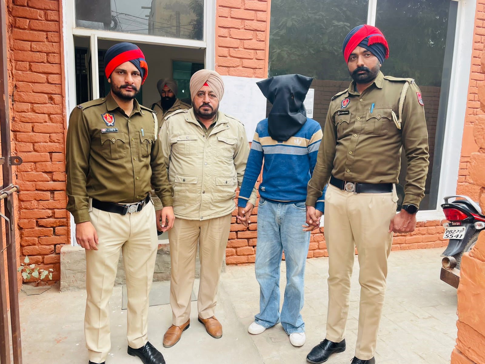 ਸ਼ਹੀਦ ਊਧਮ ਸਿੰਘ ਦੇ ਬੁੱਤ ਦੀ ਭੰਨਤੋੜ, ਮੁਲਜ਼ਮ ਤੋੜੇ ਗਏ ਹੱਥ ਸਣੇ ਗ੍ਰਿਫ਼ਤਾਰ ...