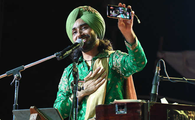 ਪੰਜਾਬੀ ਸੰਗੀਤ ਦੇ ਸਿਰ ਦਾ ਤਾਜ ਸਤਿੰਦਰ ਸਰਤਾਜ - Satinder Sartaj is the ...
