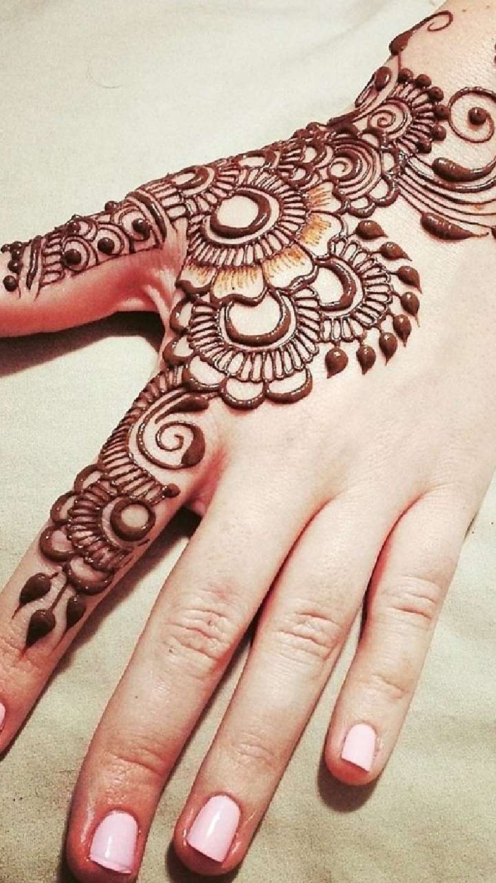 7 Gorgeous Back Hand Mehndi Designs For Festivals And Events | Beauty Buzz  News, Times Now