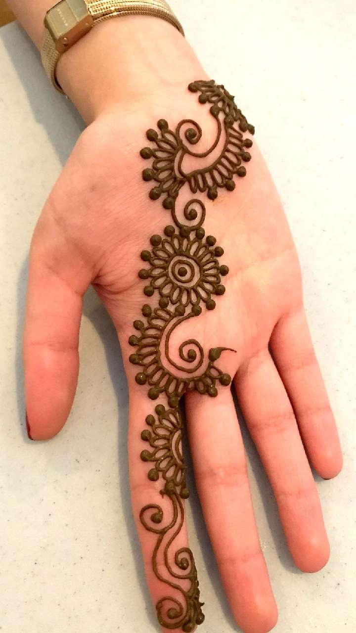 20 Minimalistic Mehndi Designs For Your Feet | WedMeGood