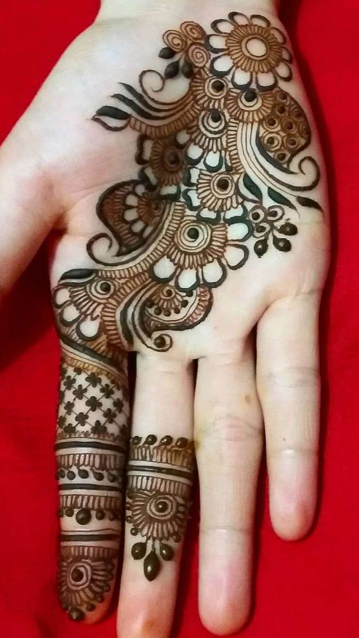 Karwa Chauth Mehndi design 2021 try these 7 trendy beautiful and latest mehendi  designs on hands see photos करवाचौथ के लिए मेहंदी की लेटेस्‍ट डिजाइनें